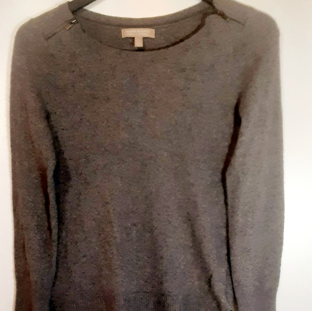 Banana republic gray sweater - Picture 2 of 6